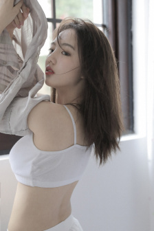 妹妹刚洗完澡来到客厅的背景故事